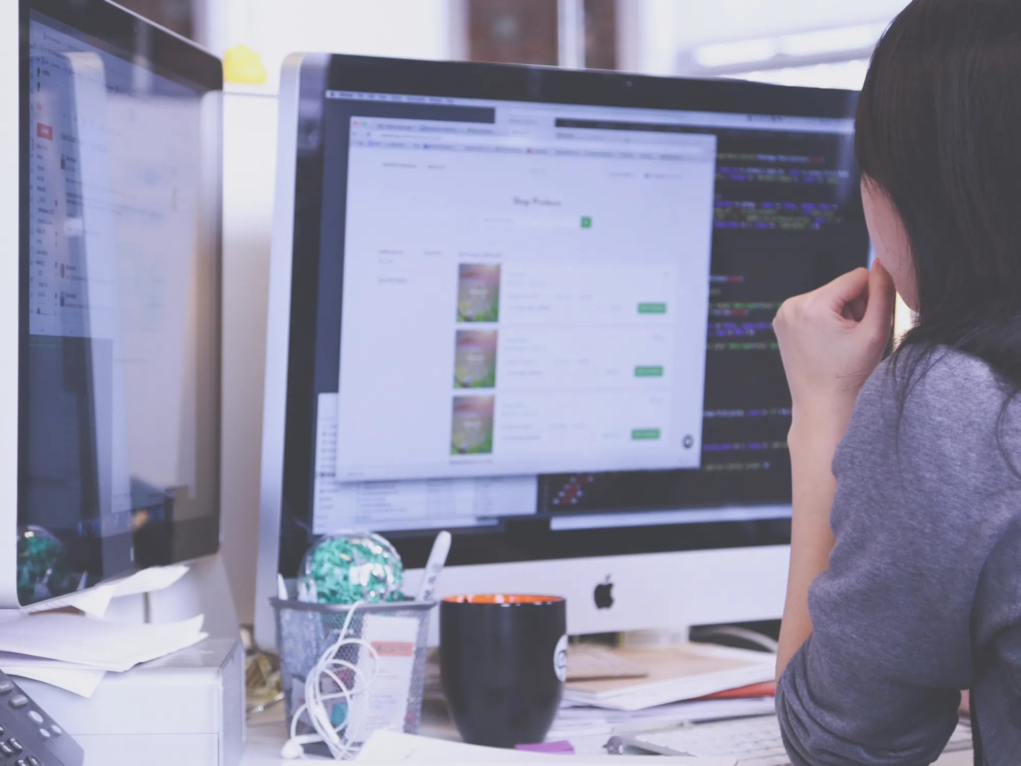 girl look at computer